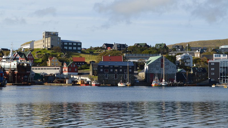 A calm harbour with houses in different sizes and colours