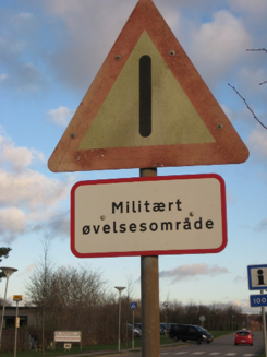 Road sign that says "Militært øvelsesområde" (Military practice area).