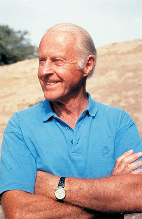 Portarit of Thor Heyerdahl wearing a blue shirt.