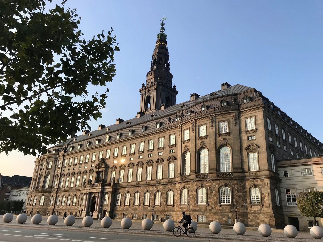Det danske parlament "Christiansborg" set fra frøperspektiv med blå himmel i baggrunden.