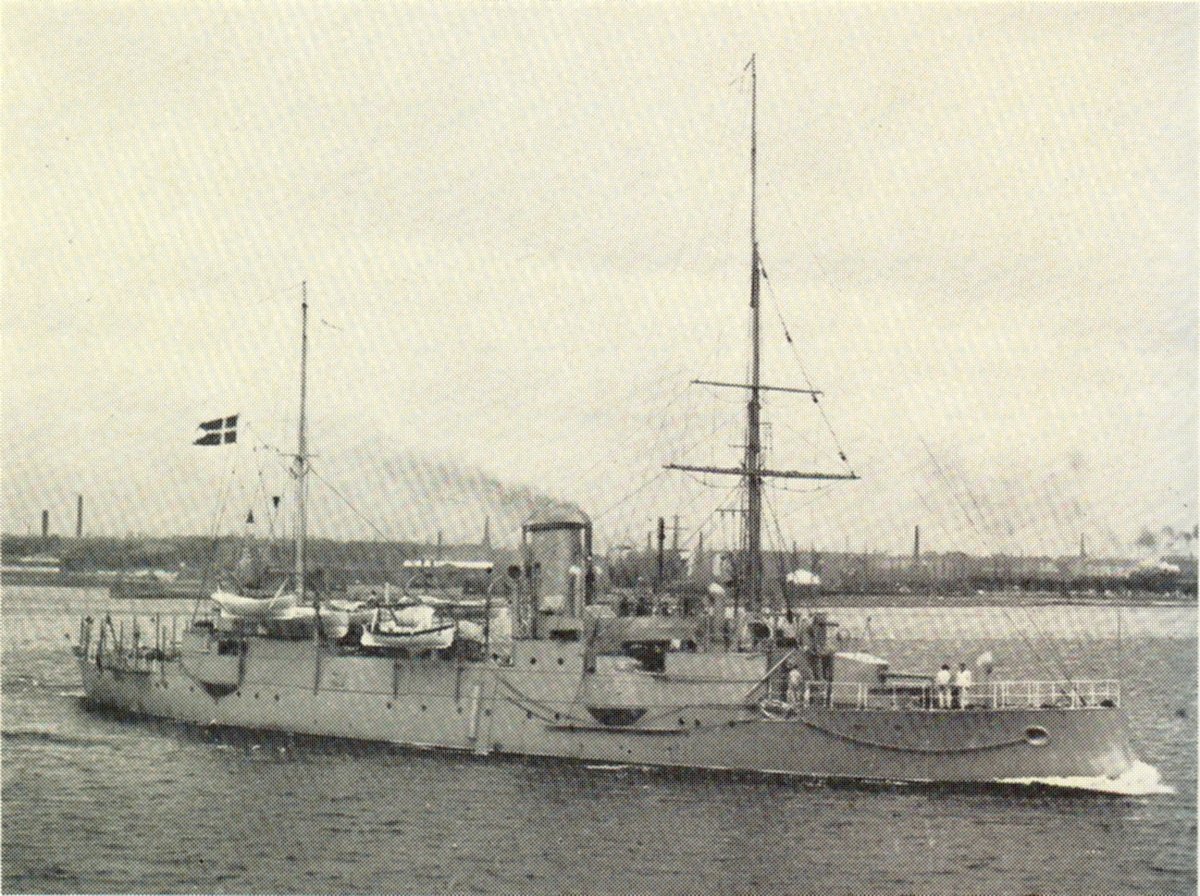 A black and white old photo of the ship Heimdal sailing in the sea.