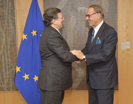 Jan Eliasson shaking hands with José Manuel Barros.