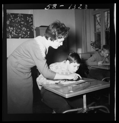A teacher and pupil in a class for pupils with visual impairment in 1958.