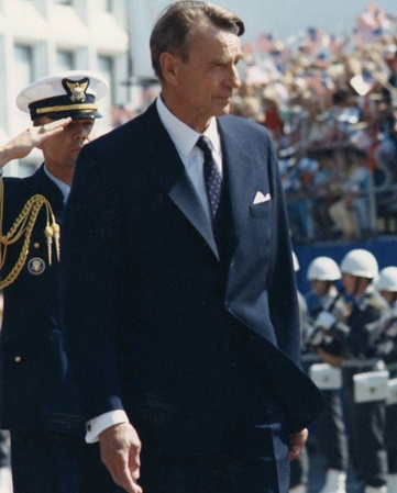 Finnish President Mauno Koivisto walking at a ceremonyin 1988.