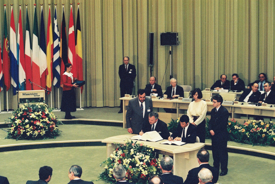 Foreign minister Uffe Ellemann-Jensen and Anders Fogh Rasmussen signing the Treaty of Maastrict on behalf of Denmark.