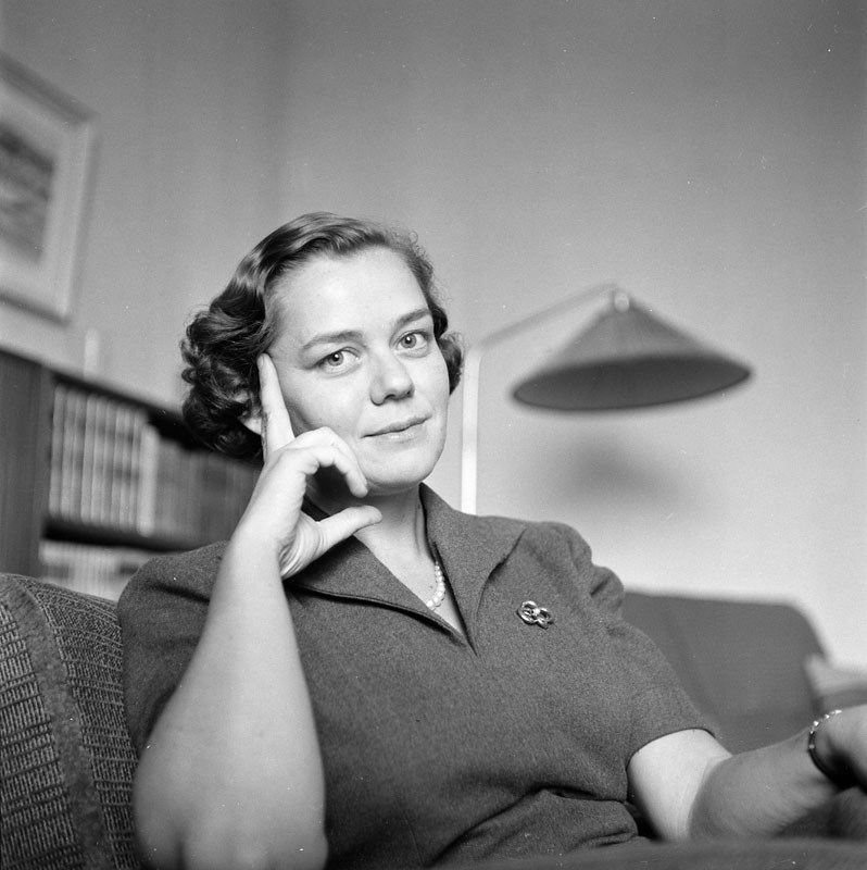 A portrait of Ulla Isaksson from 1952