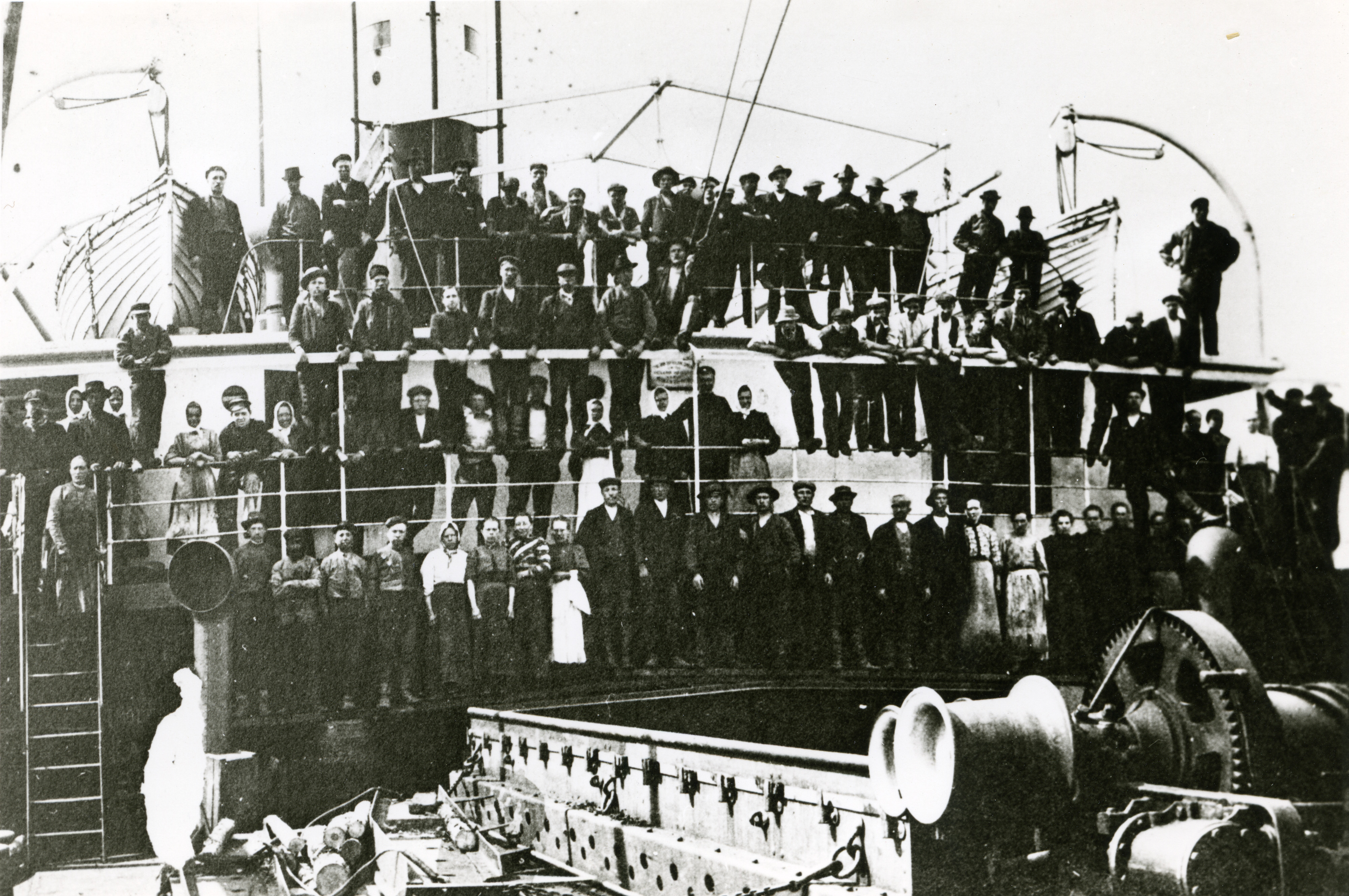 Ship and habour workers in Kaskö harbour in the 1920s.